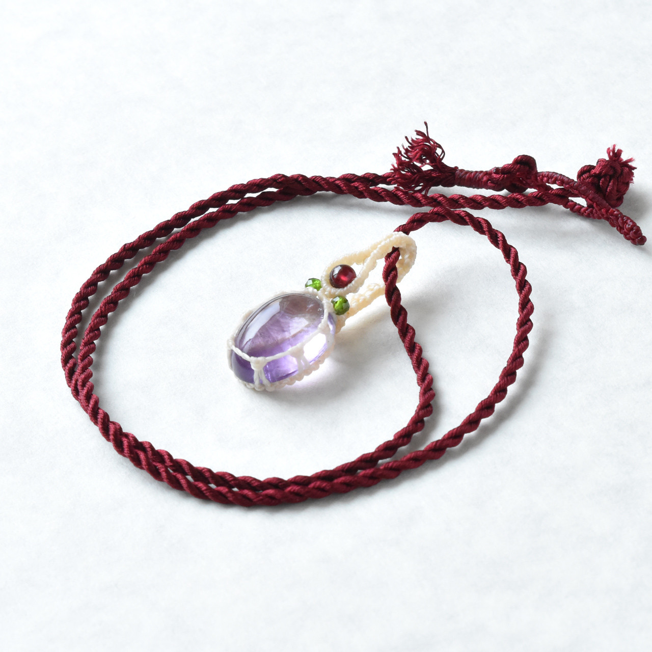 アメシストのマクラメ編みペンダント・シルク首紐・金属アレルギー対応【セフィラ −天のしずく−】シリーズ