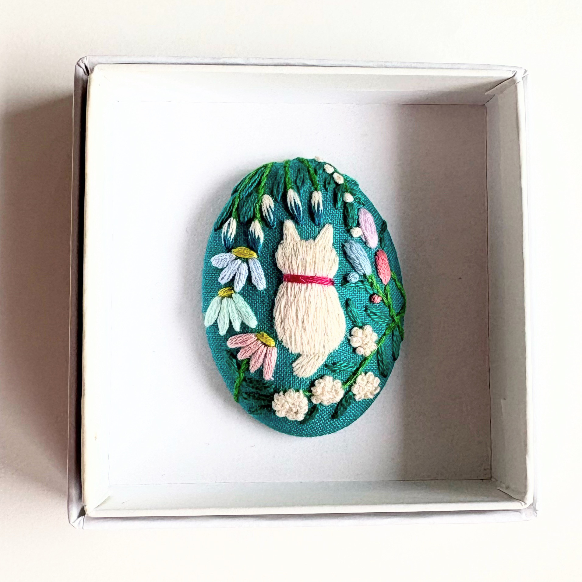 こねこと草花の刺繍ブローチ【Botanical】#414