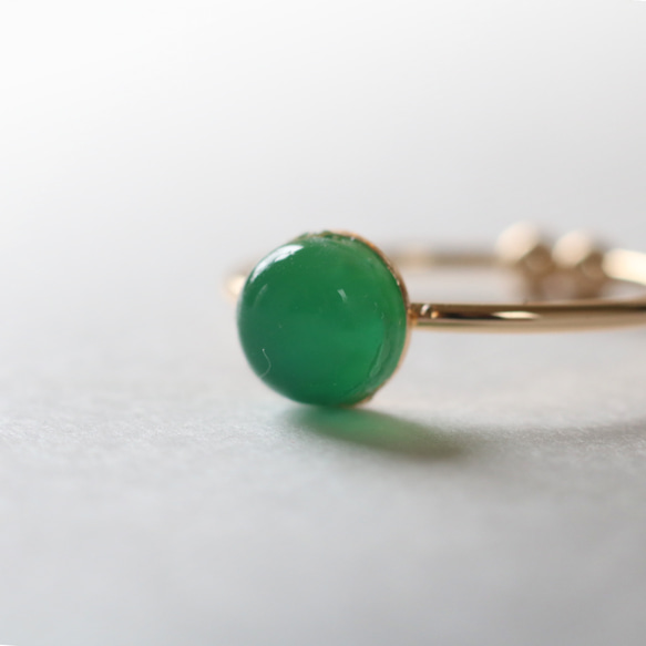 （獨一無二）綠瑪瑙淡色免費戒指（6毫米，金色手術不銹鋼） 第2張的照片