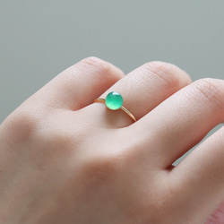 （獨一無二）綠瑪瑙淡色免費戒指（6毫米，金色手術不銹鋼） 第1張的照片