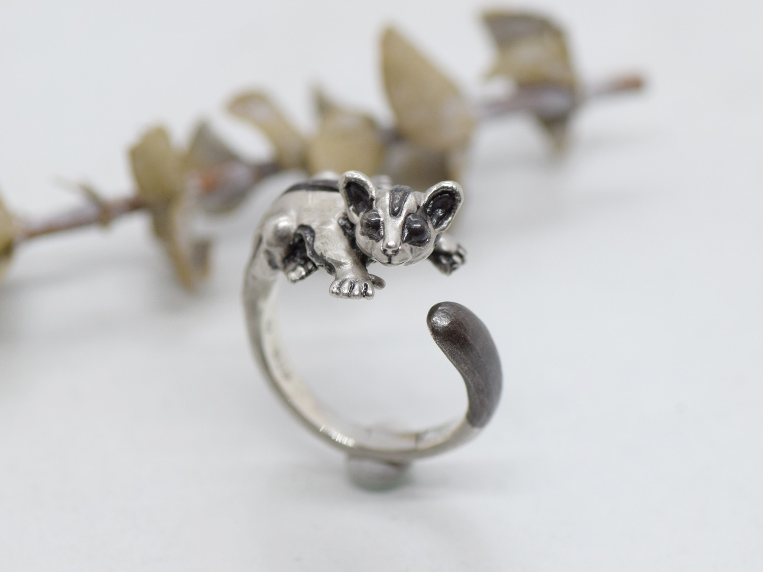 抱きつきフクロモモンガのシルバーリング