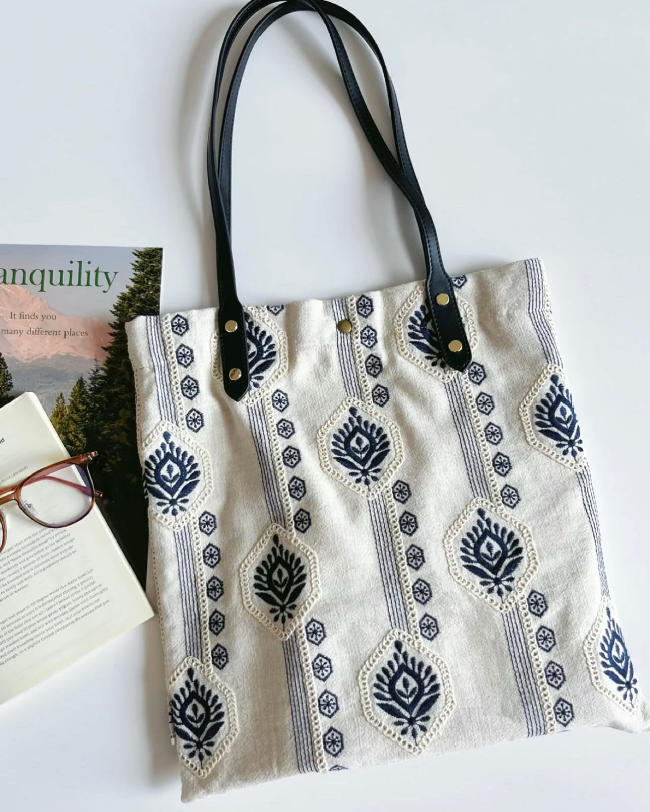 【本革ハンドル】フリンジ刺繍のトートバッグ　ネイビーモチーフ × コットンリネン　A4入れサイズ 布バッグ