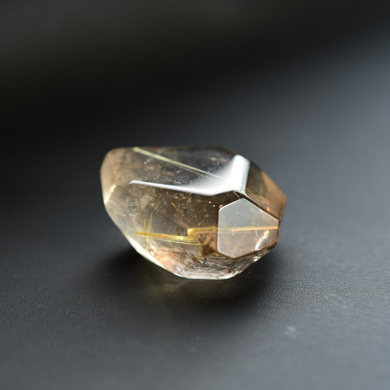 【虹入り金針原石☆】一点物 ゴールドルチル原石　15g　GHG7　巾着1枚＆座布団付 成功を引き寄せる石　京海堂