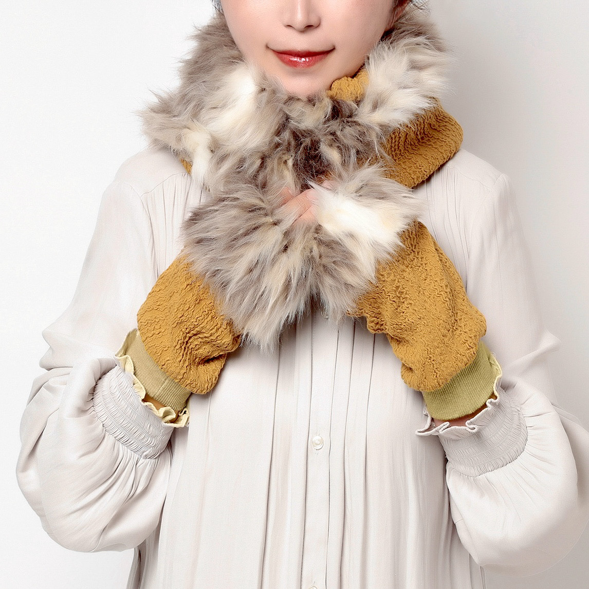 ＼大人気シリーズ新作／アラン織りニットとロングファーのねじりスヌード＆ハンドウォーマー【マスタード】クリスマスギフトにも
