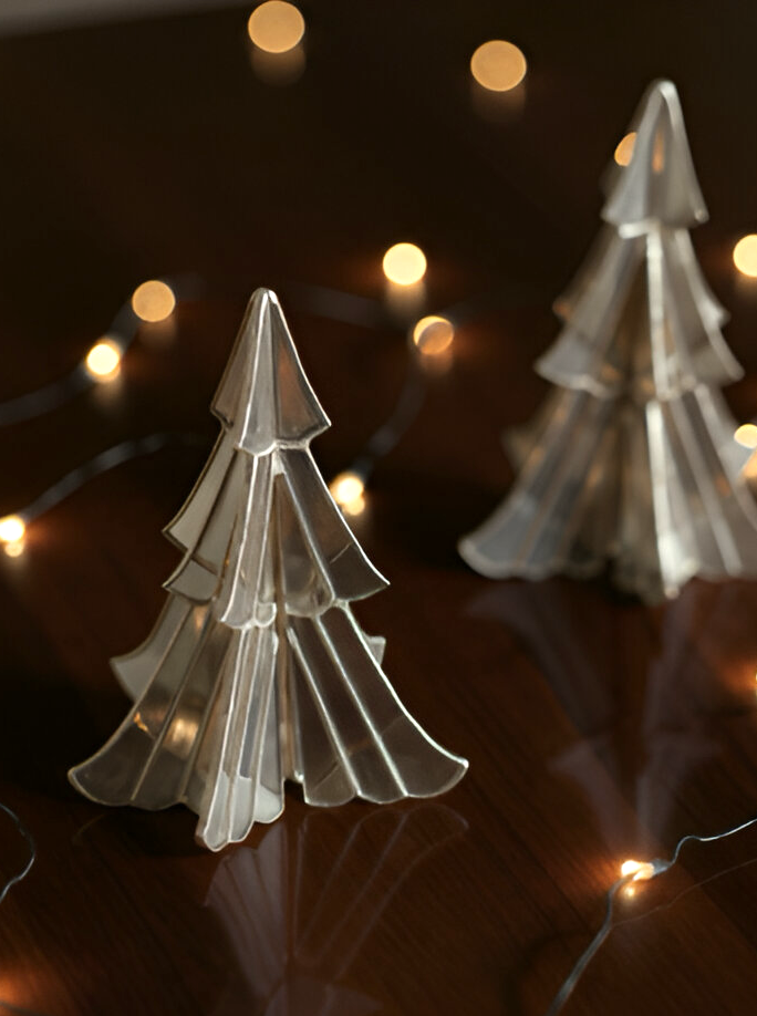 ミラーガラスのクリスマスツリーオブジェ｜光を映すステンドグラスインテリア｜おしゃれな冬の飾り