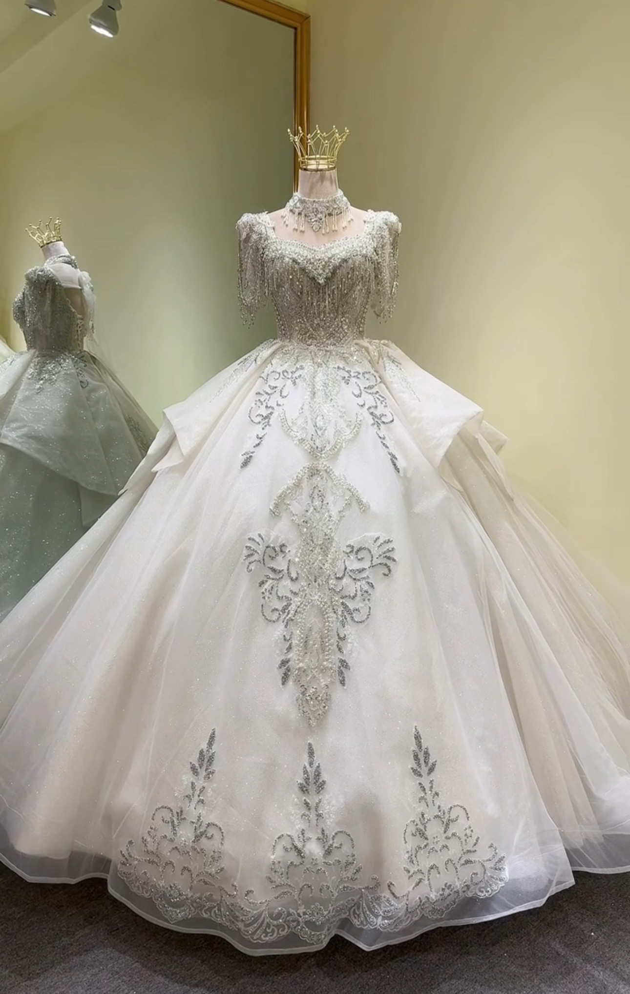 豪華　スクエアネック　女王派　ウェディングドレス　たっぷりビジュー　アンティーク　華やかなトレーン　結婚式お呼ばれ披露宴