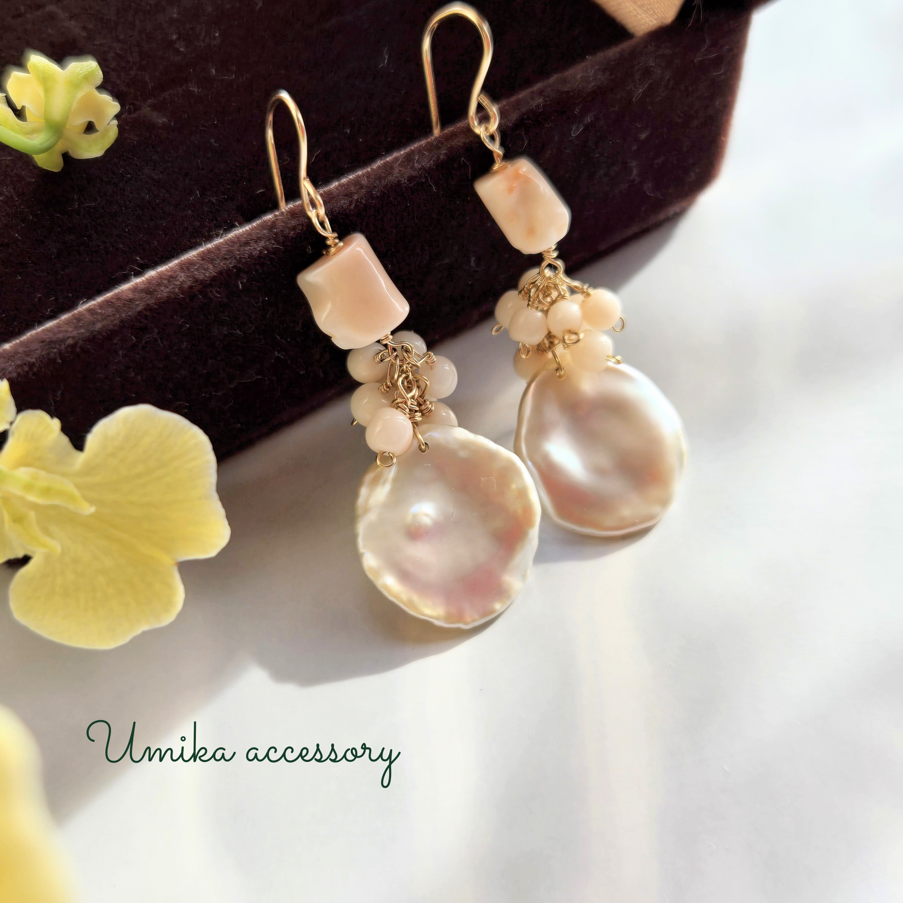 可憐なバラの花びら淡水パール　、ほんのりとピンク色をした珊瑚ピアス14kgf