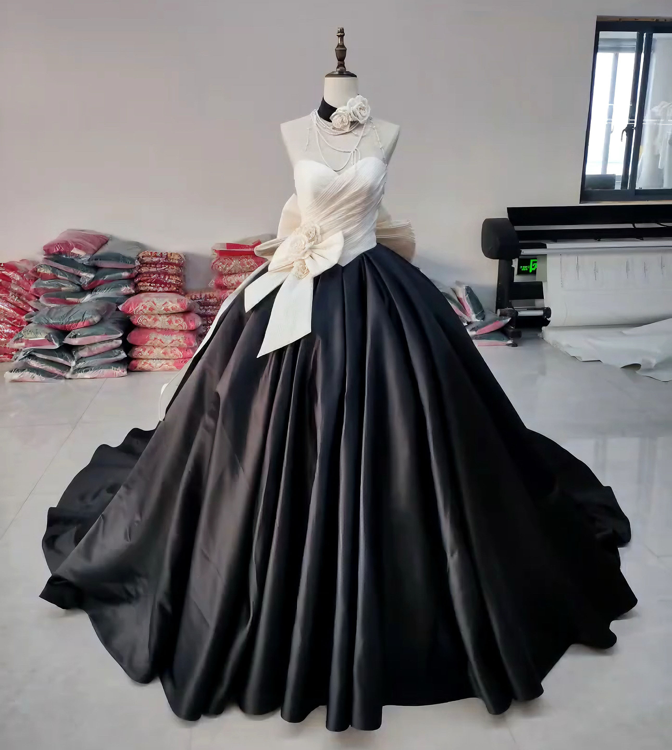 抜群のおしゃれ見え！胸フリル　ブラック/ホワイト蝶々　プリンセスライン　カラードレス　バックリボン音楽会パーディードレス