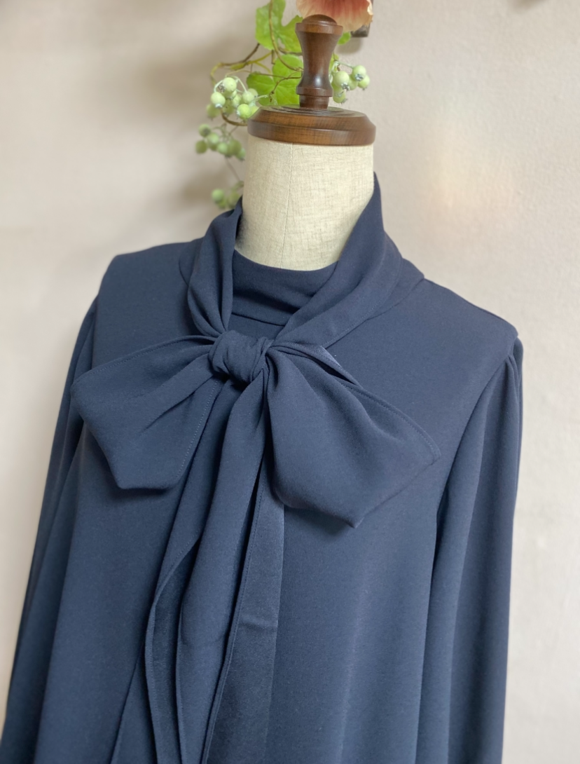 《大きいサイズ》　ゆったりスタンドカラー　ボウタイＡラインワンピース　濃紺　ネイビー　Ｌ•ＬＬ•１３号