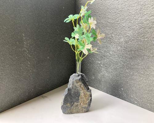 フラワーベース 一輪挿し 花器 黒系自然石 一輪挿し・花瓶・花器