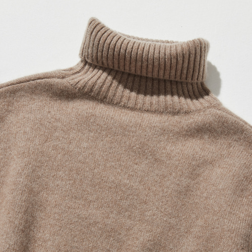 シンプルだけど、一枚で様になる』カシミヤ100％ タートルネック