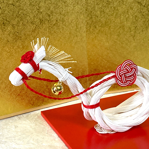 水引しめ縄で作った『福鈴を付けた干支午』＂水引の縁起物（敷板セット