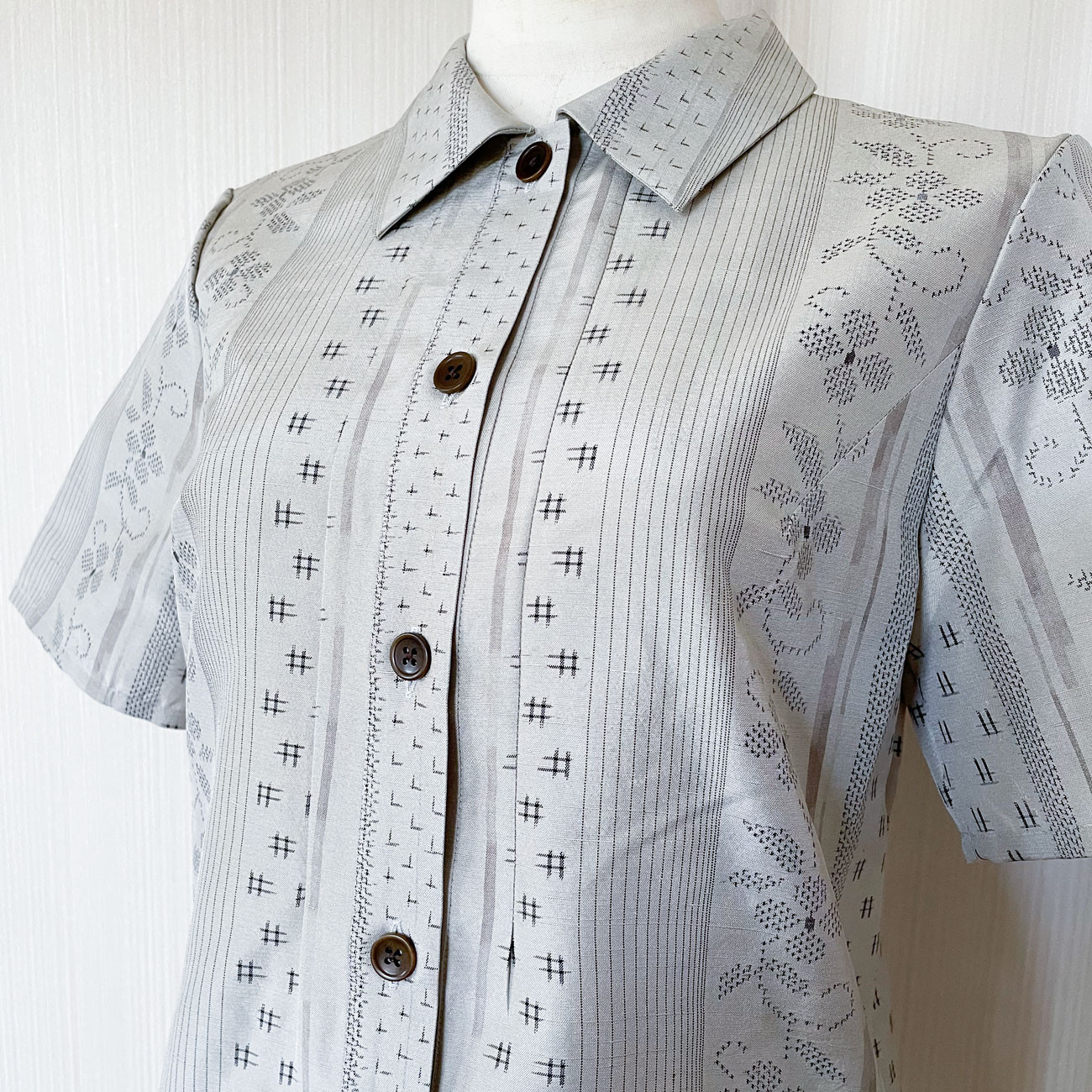 半袖 シルクブラウス【紬着物リメイク】グレー * ストライプ * 花柄ドット / 一点物