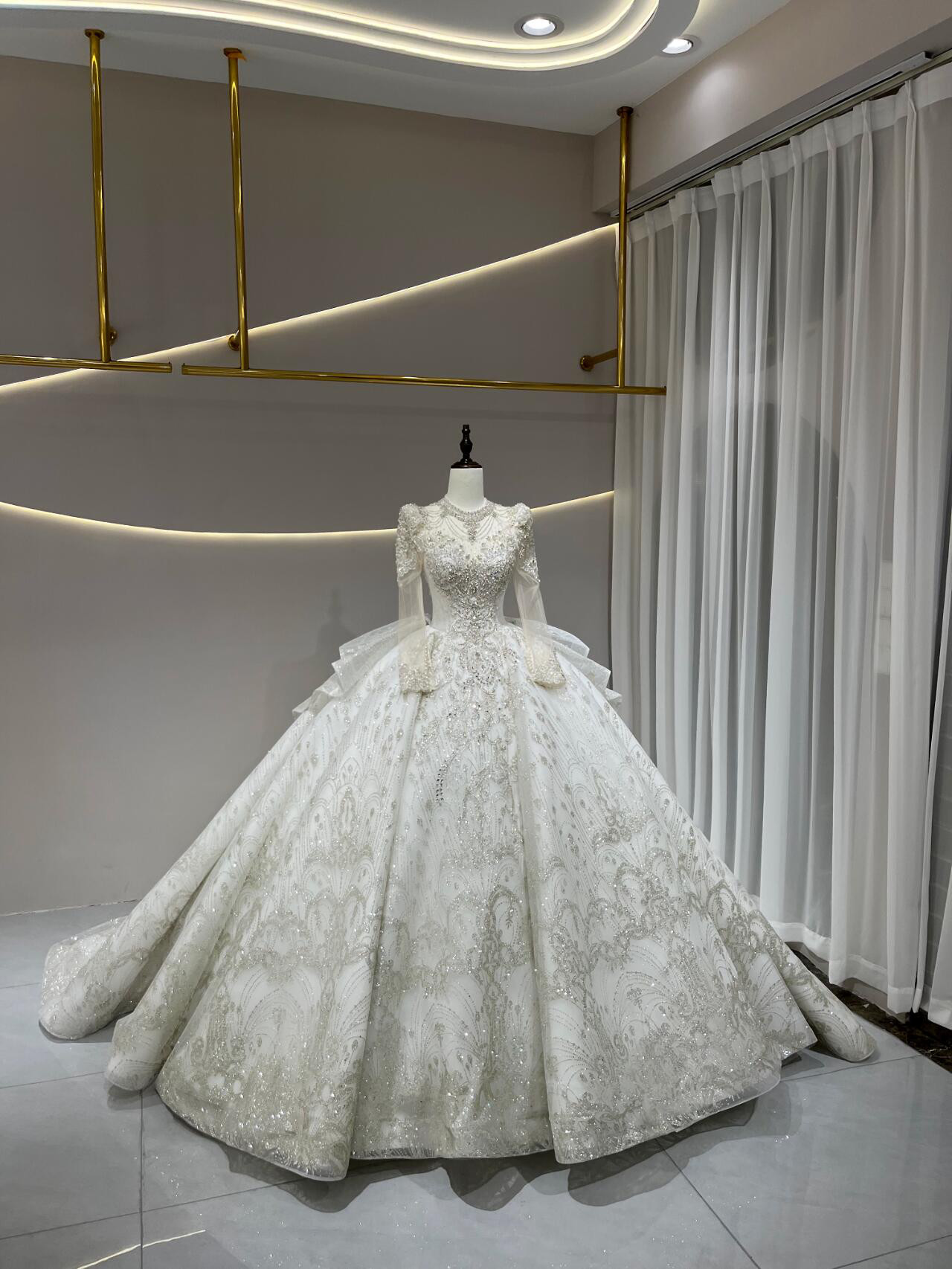 見逃さない　光彩を放つラッフルスカート　シースルー袖　イリュージョンネック白　可愛い　背中見せロングトレーン花嫁ビジュー