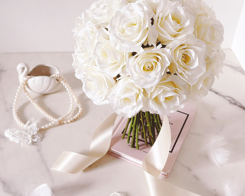 ホワイトローズのクラッチブーケ ウエディングブーケ ブートニア付き