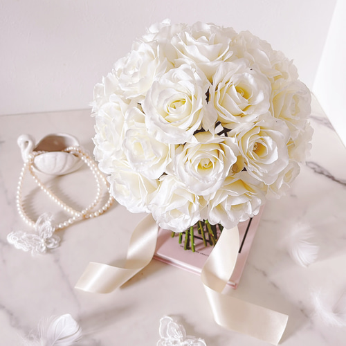 ホワイトローズのクラッチブーケ ウエディングブーケ ブートニア付き