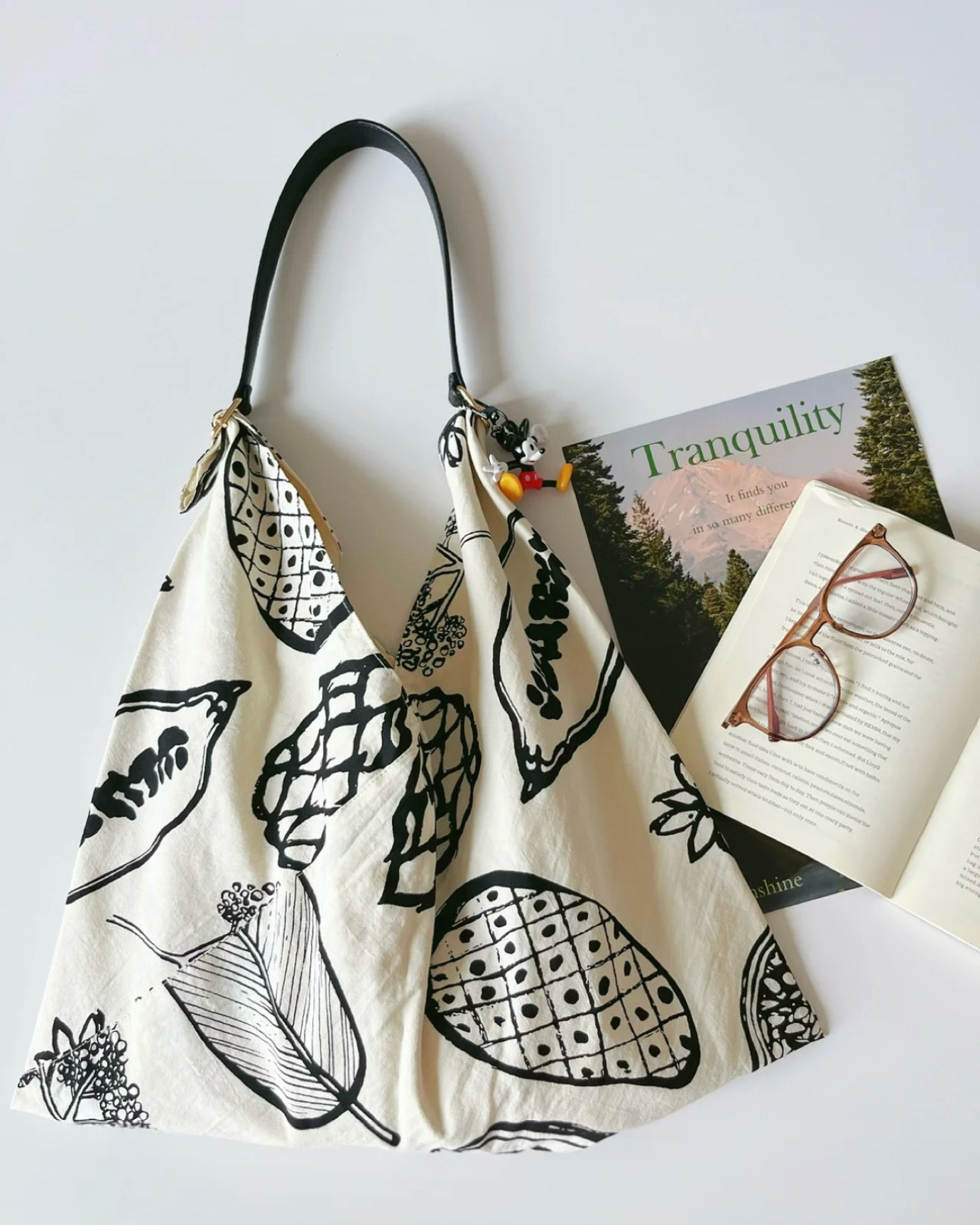 【本革ストラップ付き 取り外し可能】モノトーンのボタニカル柄トートバッグ A4入れサイズ バッグ本体手洗い可能