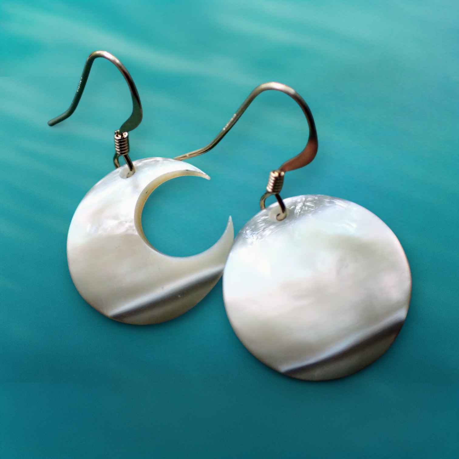 【一点物】夜光貝の満月と三日月ピアス｜14kgf 天然シェルの海ジュエリー