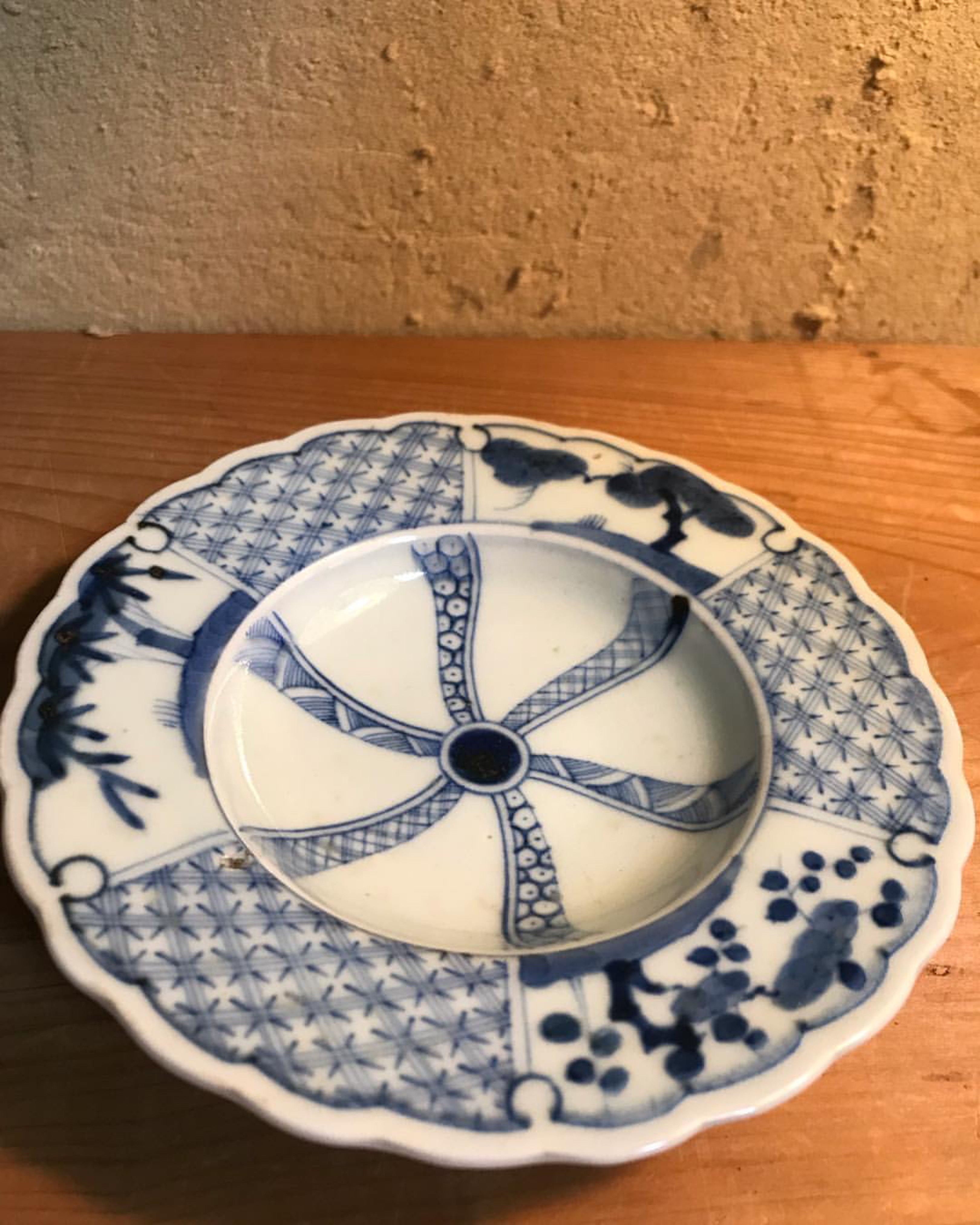 江戸後期　古伊万里　染付　祥瑞　松竹梅文　丸皿 Ko-Imari Sometsuke Plate