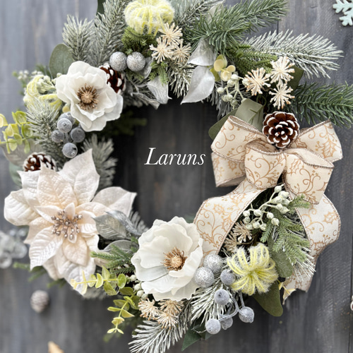 白ポインセチアの特大クリスマスリース ユーカリやローズヒップなど