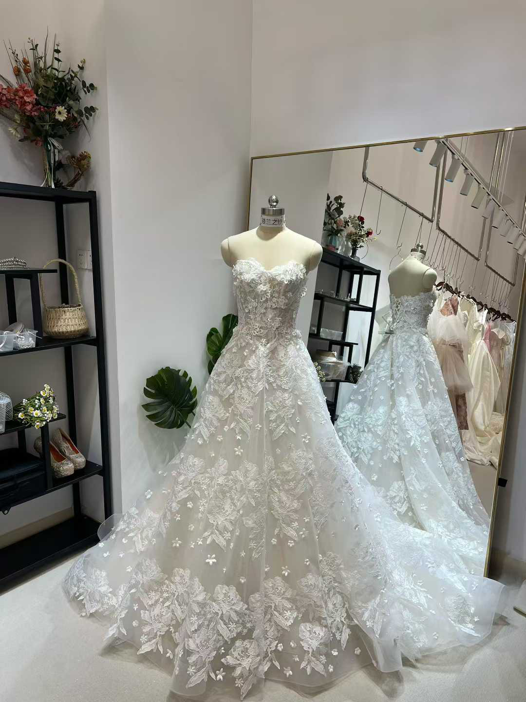 送料無料！ウエディングドレス ベアトップ 3D立体レース刺繍  Aライン 編み上げ 結婚式/披露宴 上品な花レース