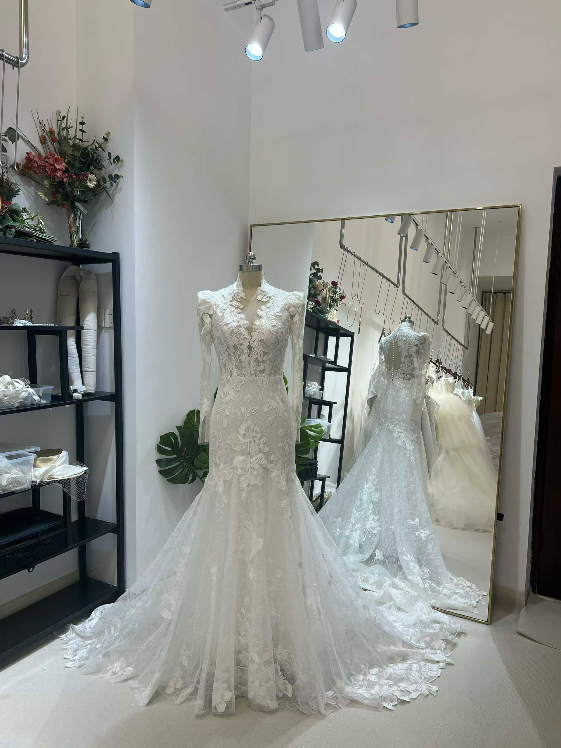 送料無料！ウエディングドレス マーメイドライン ロングスリーブ リーフ刺繍 キラキラ光る刺繍 優雅なシルエット