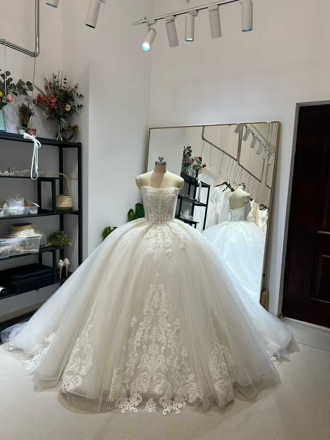 送料無料！ウエディングドレス フレアスカート ビスチェドレス エレガントレース 裾に繊細なレースをあしらった 結婚式