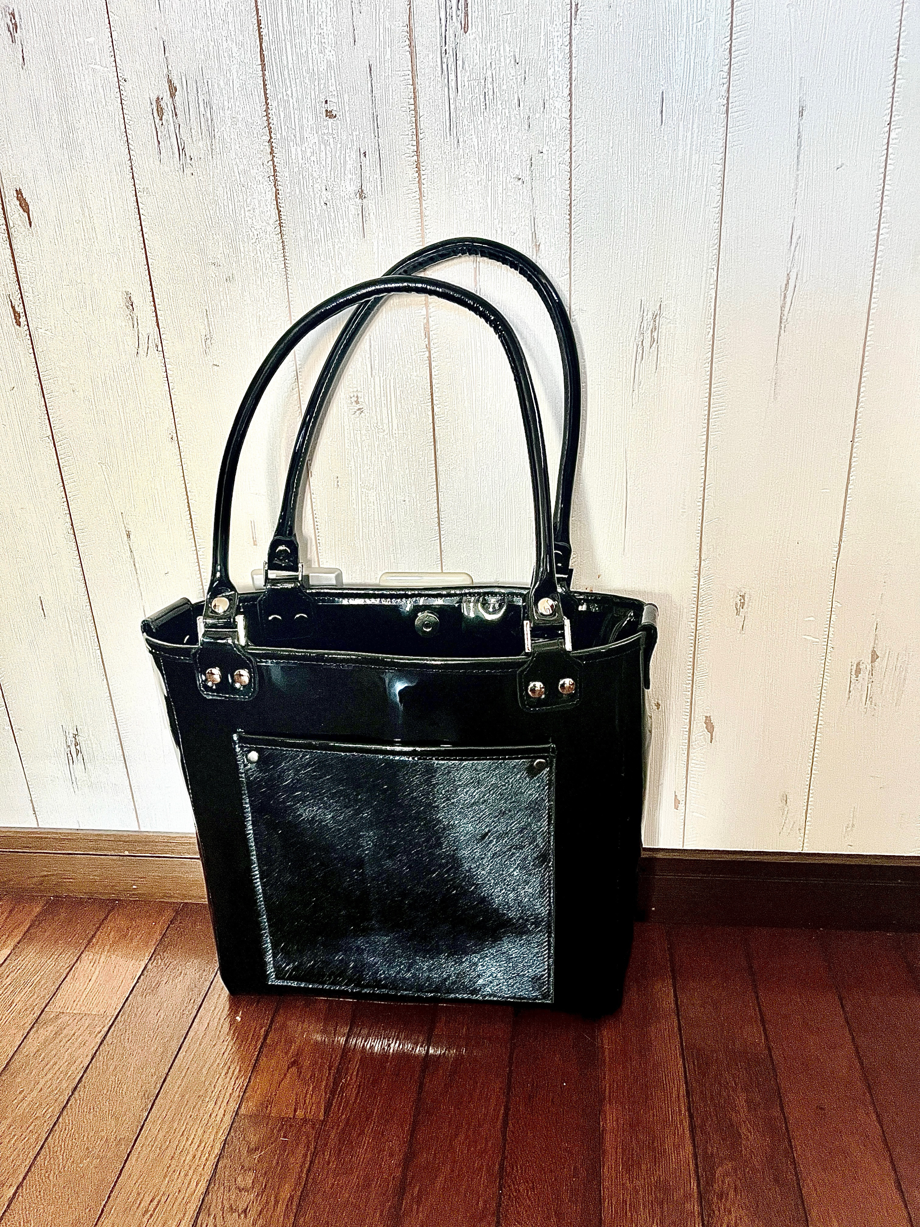 牛毛皮のポケットが付いた本革エナメルのトートバッグ