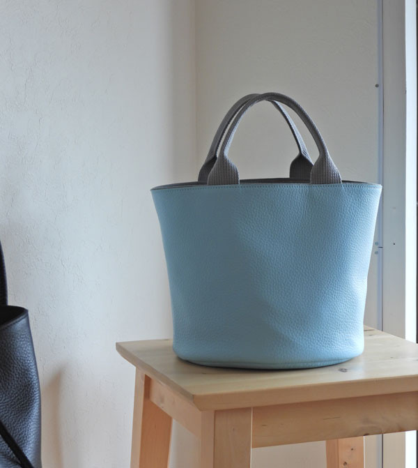 バケツトート　ミニ　アイスブルー／グレーハンドル 14,190円