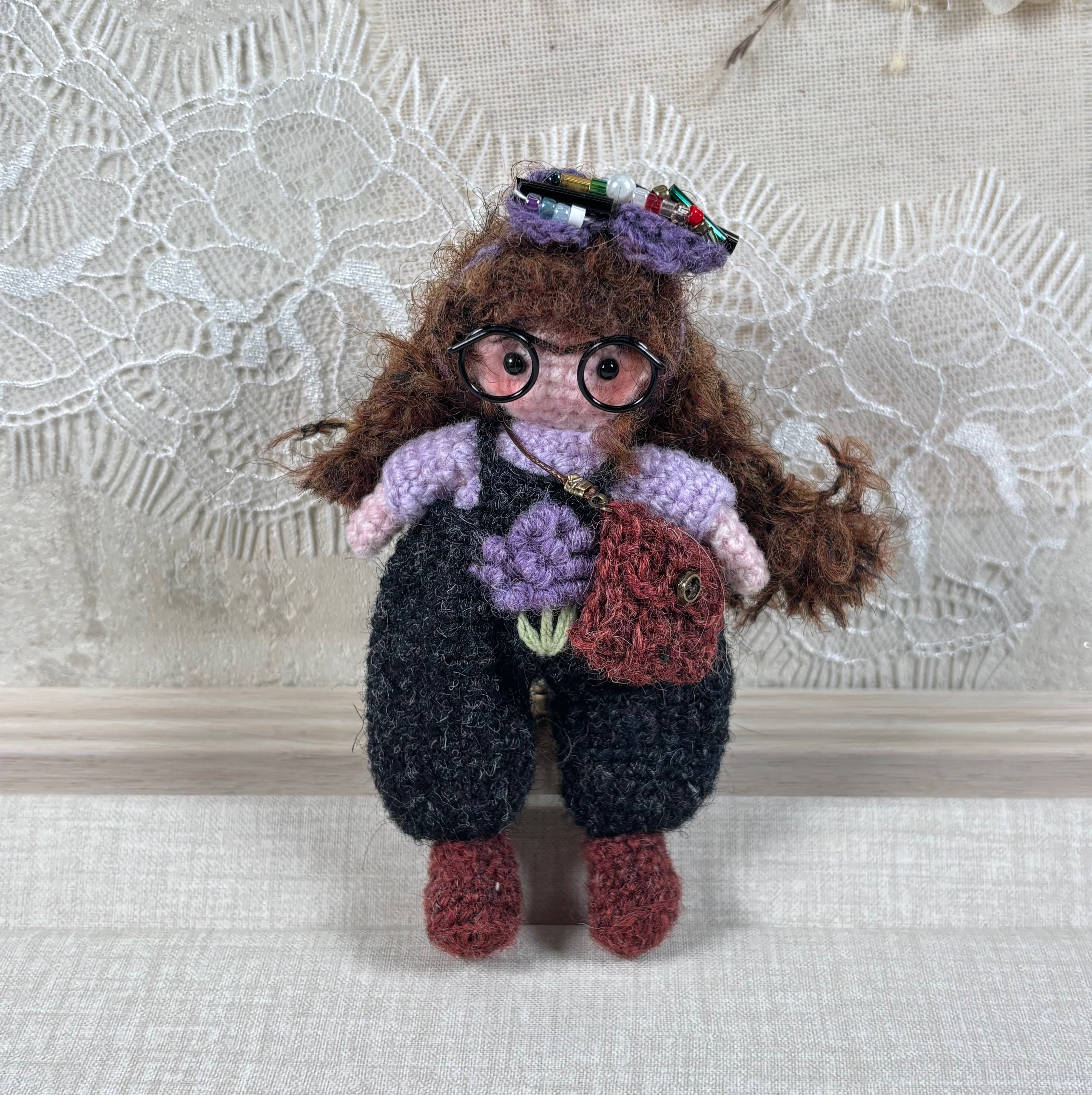 毛糸 手作り 編みぐるみ ニート人形 バッグチャーム【ウール毛糸｜メガネのかわいい妹ちゃん｜ブラックサスペンダー】1体