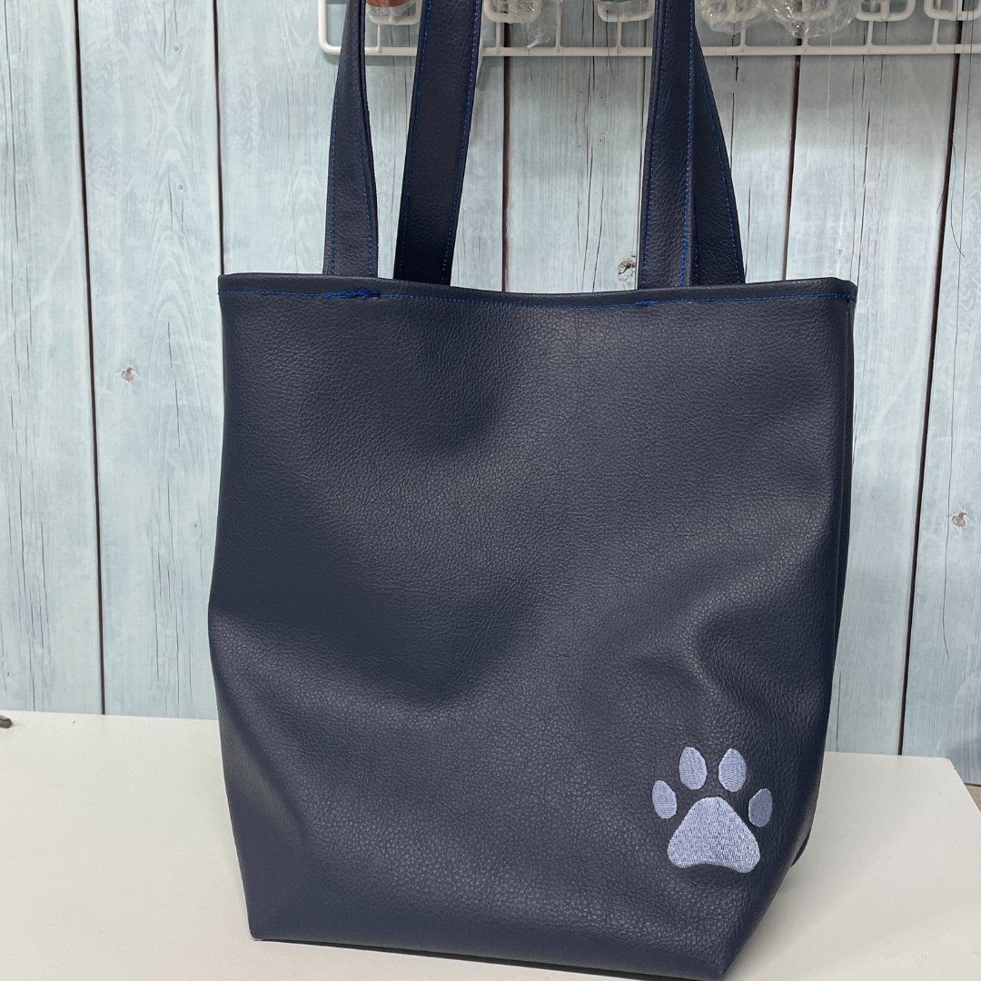 ”肉球刺繍のレザーのトートバッグ