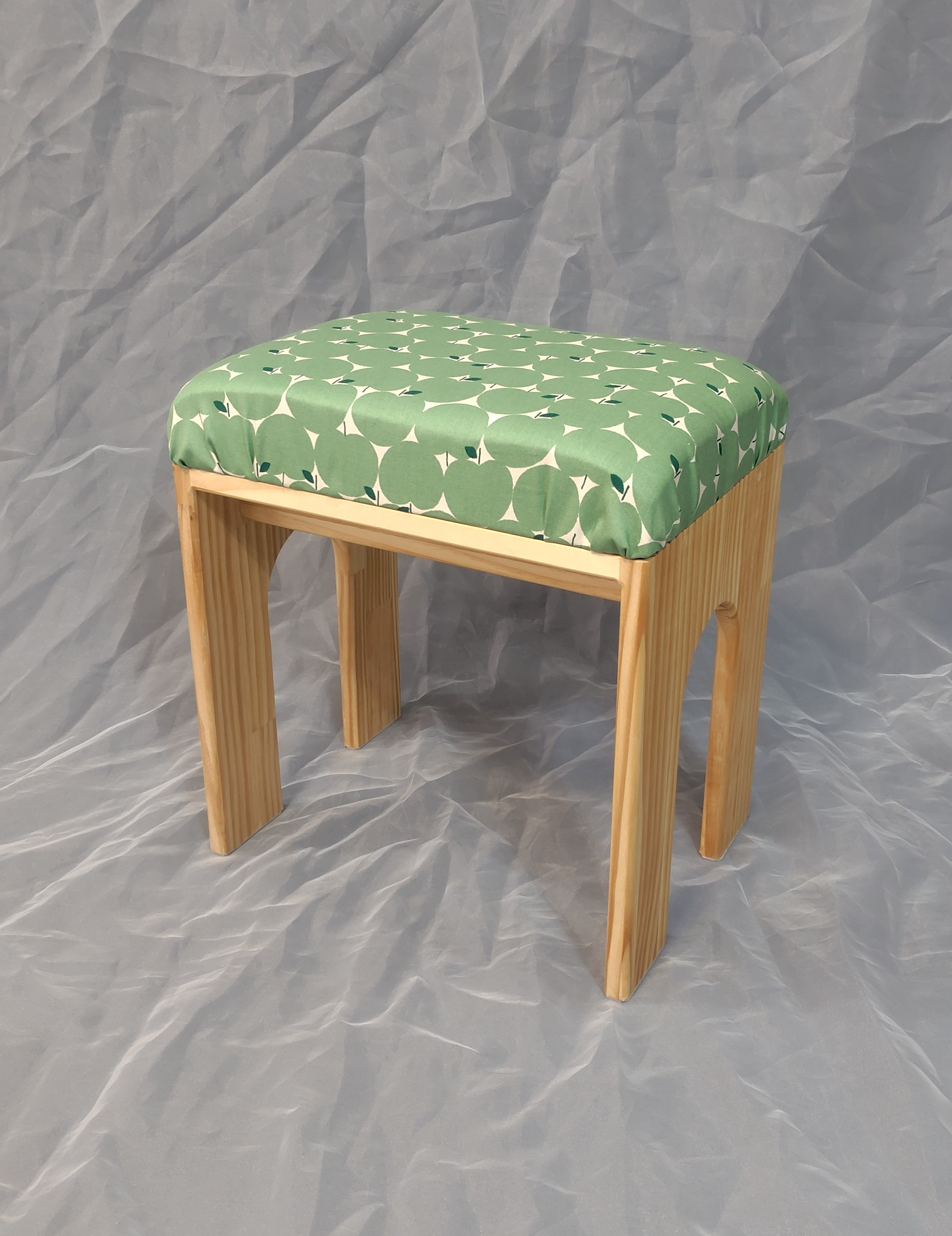 座面が低く安定感がある❤木製スツール りんご柄❤送料込み　230lab