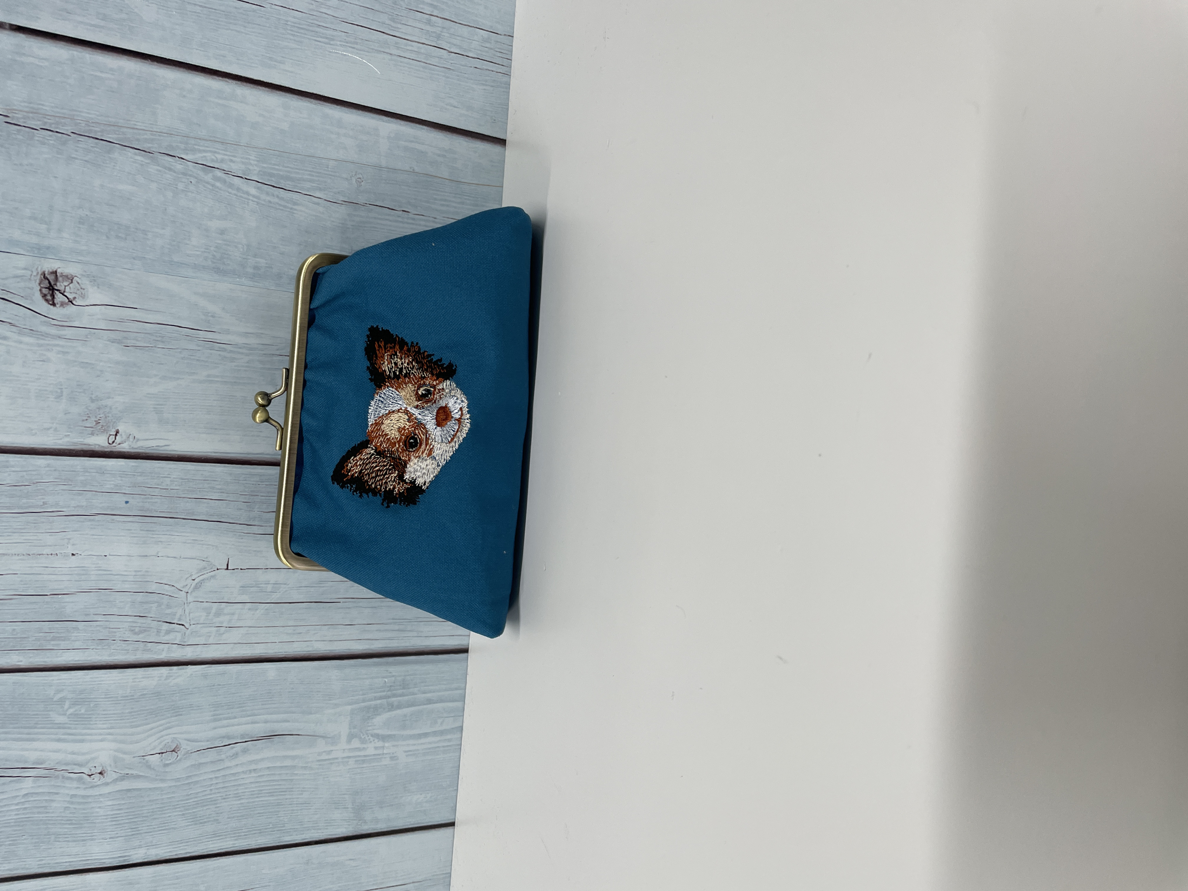 チワワ刺繍のがま口バッグインバッグ／肉球足跡デザイン