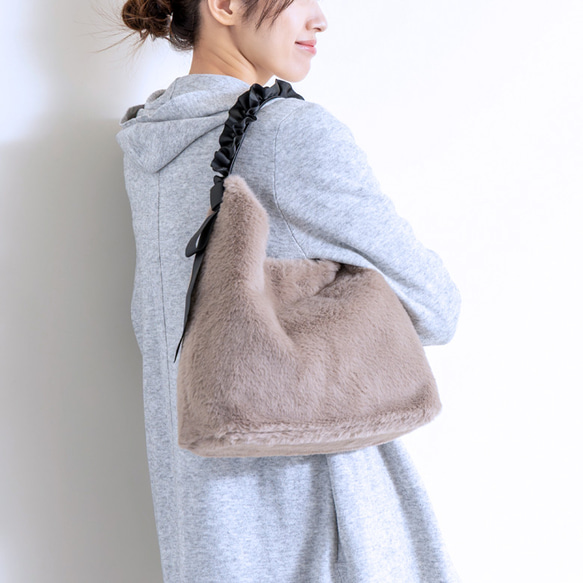 【待望のSサイズ登場】甘すぎないふわもこバッグ フリル ショルダーバッグ トートバッグ ファーバッグ 305-23 14枚目の画像