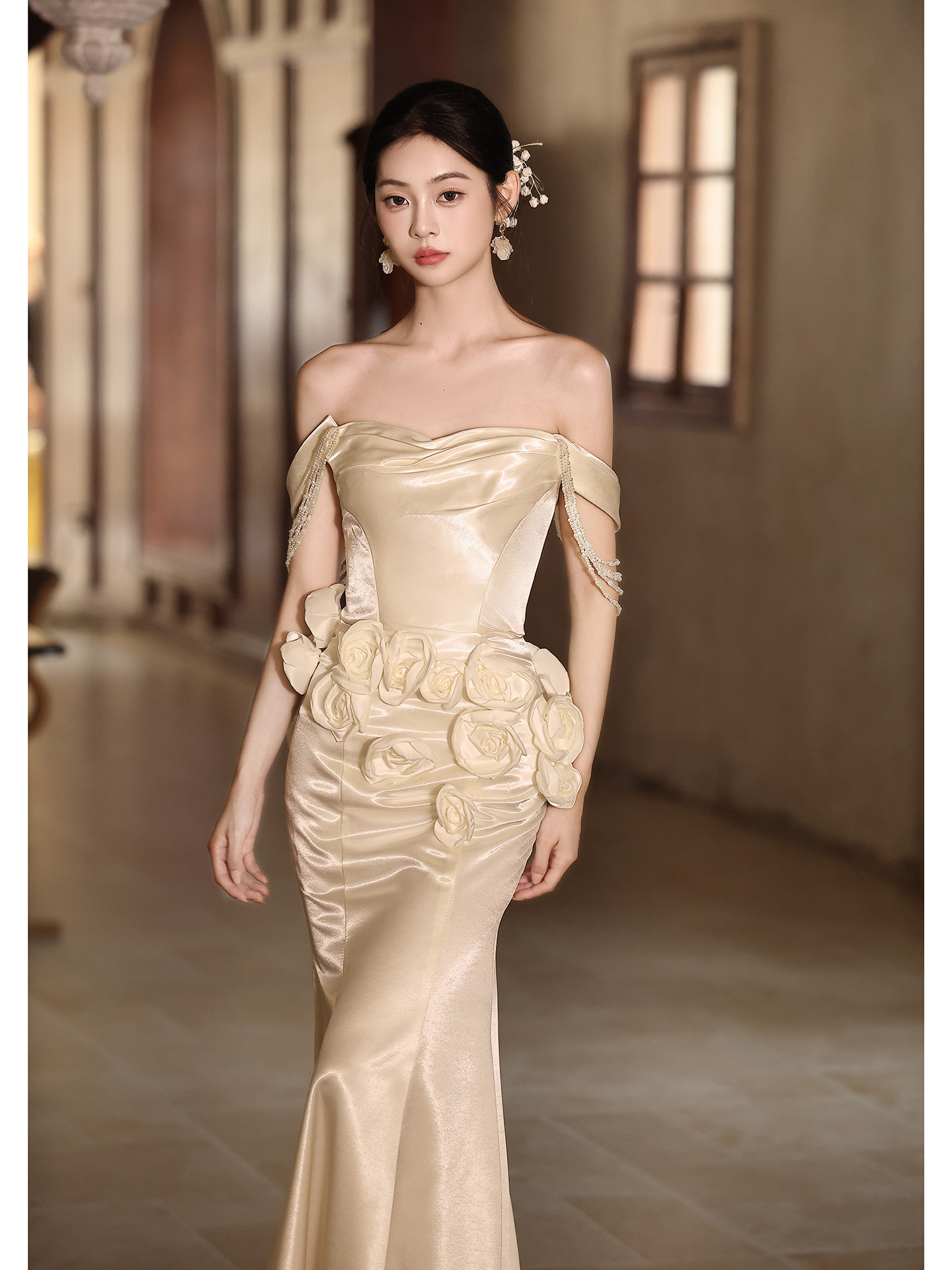 豪華 ベージュ サテン オフショルダー ウェディングドレス 裾引き パーティー 花嫁 演奏会 前撮り 披露宴 A7019