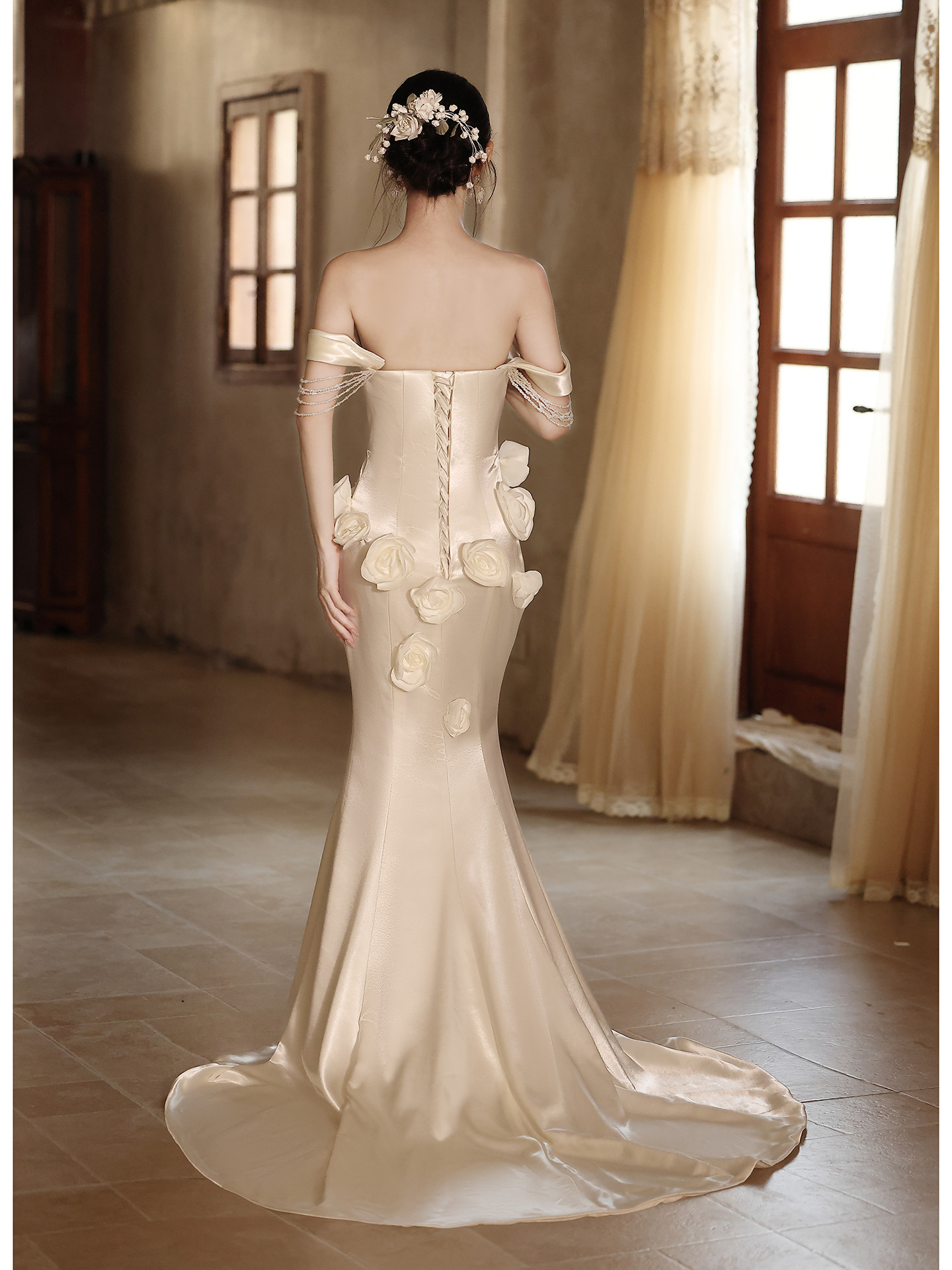 豪華 ベージュ サテン オフショルダー ウェディングドレス 裾引き パーティー 花嫁 演奏会 前撮り 披露宴 A7019