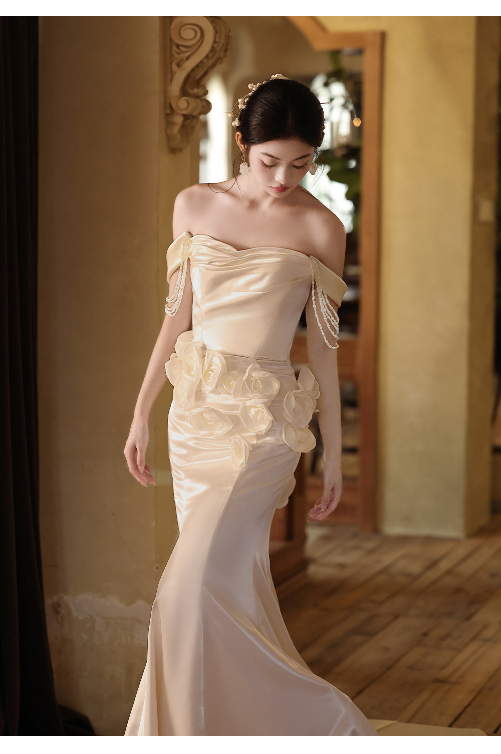 豪華 ベージュ サテン オフショルダー ウェディングドレス 裾引き パーティー 花嫁 演奏会 前撮り 披露宴 A7019