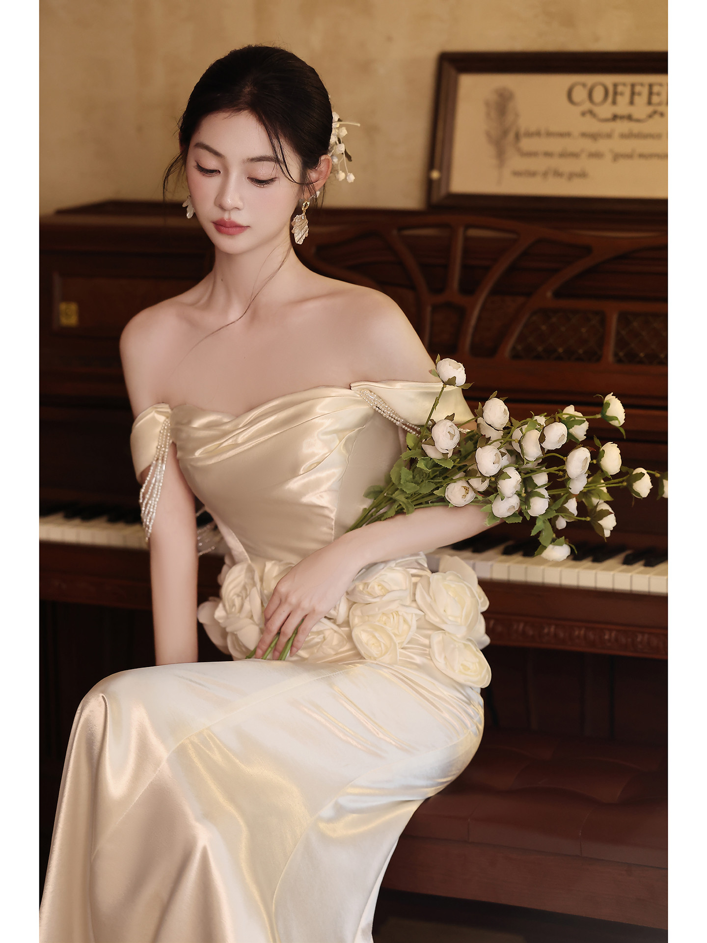 豪華 ベージュ サテン オフショルダー ウェディングドレス 裾引き パーティー 花嫁 演奏会 前撮り 披露宴 A7019