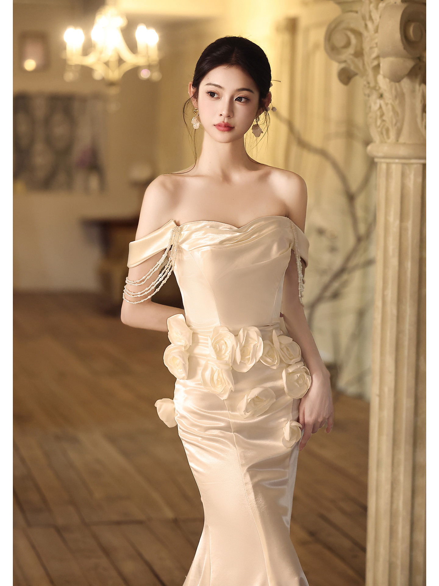 豪華 ベージュ サテン オフショルダー ウェディングドレス 裾引き パーティー 花嫁 演奏会 前撮り 披露宴 A7019