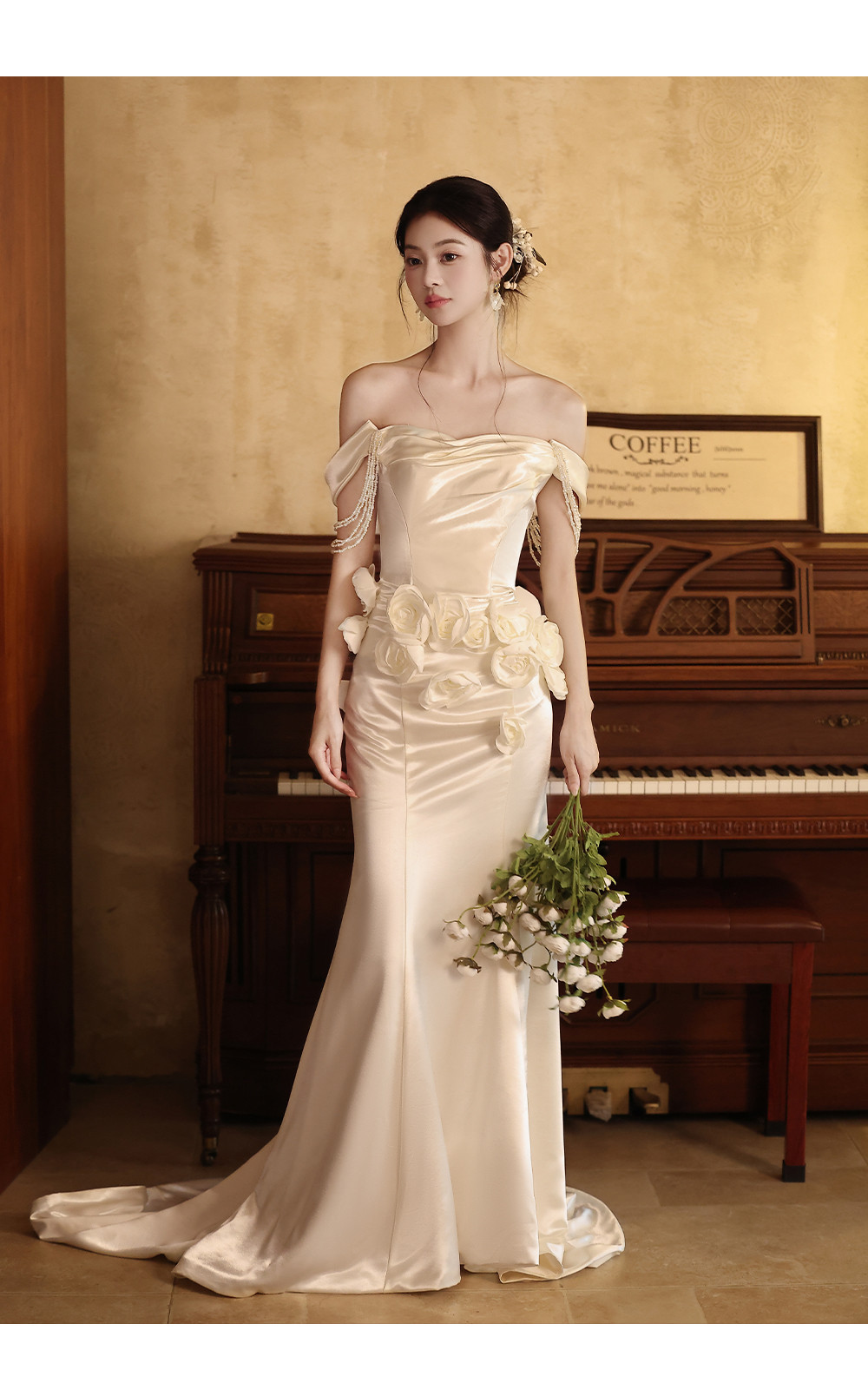 豪華 ベージュ サテン オフショルダー ウェディングドレス 裾引き パーティー 花嫁 演奏会 前撮り 披露宴 A7019