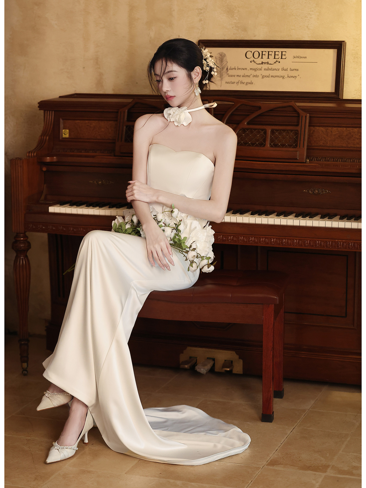 豪華 白 サテン オフショルダー 花 ウェディングドレス 裾引き パーティー 花嫁 演奏会 前撮り 披露宴 A7020