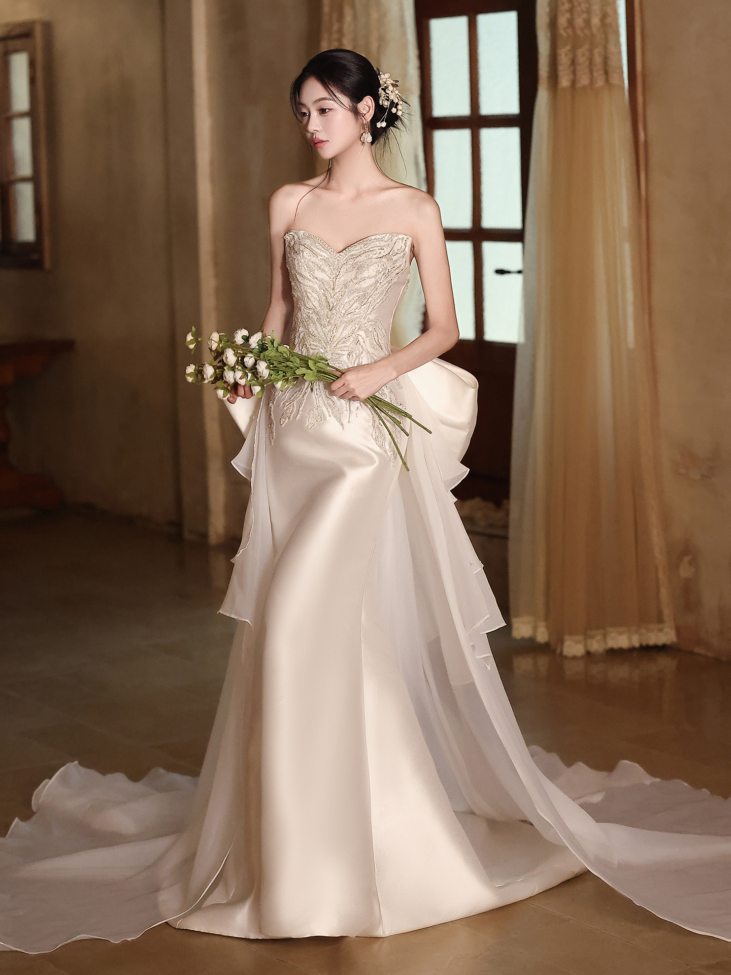 豪華 白 サテン オフショルダー ウェディングドレス 裾引き 上品 パーティー 花嫁 演奏会 前撮り 披露宴 A7022