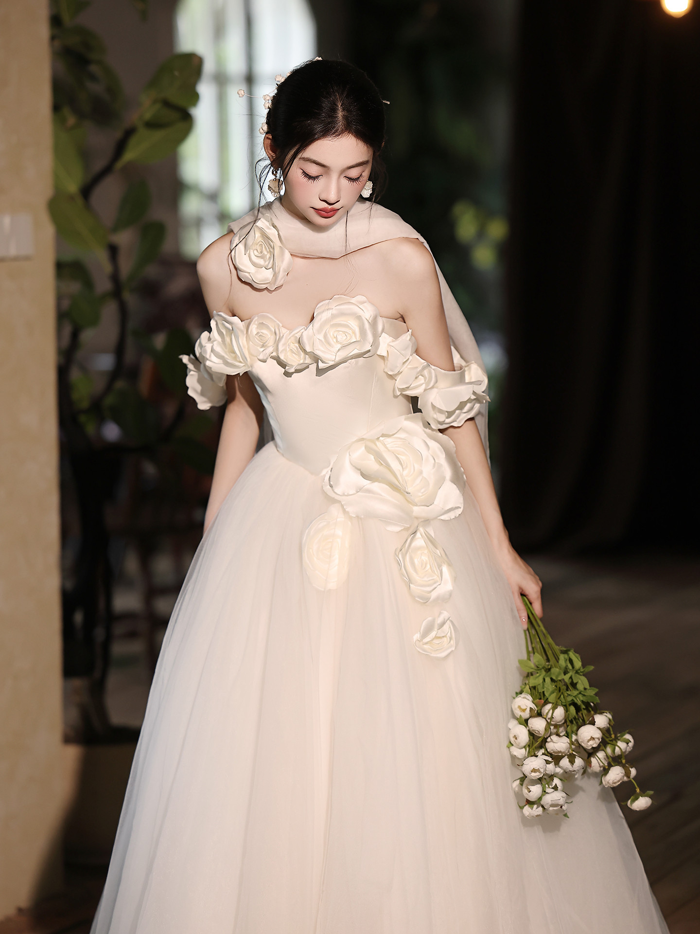 豪華 白 立体花 トレンド ウェディングドレス パーティー 高級感 結婚式 花嫁 演奏会 前撮り 披露宴 A7026