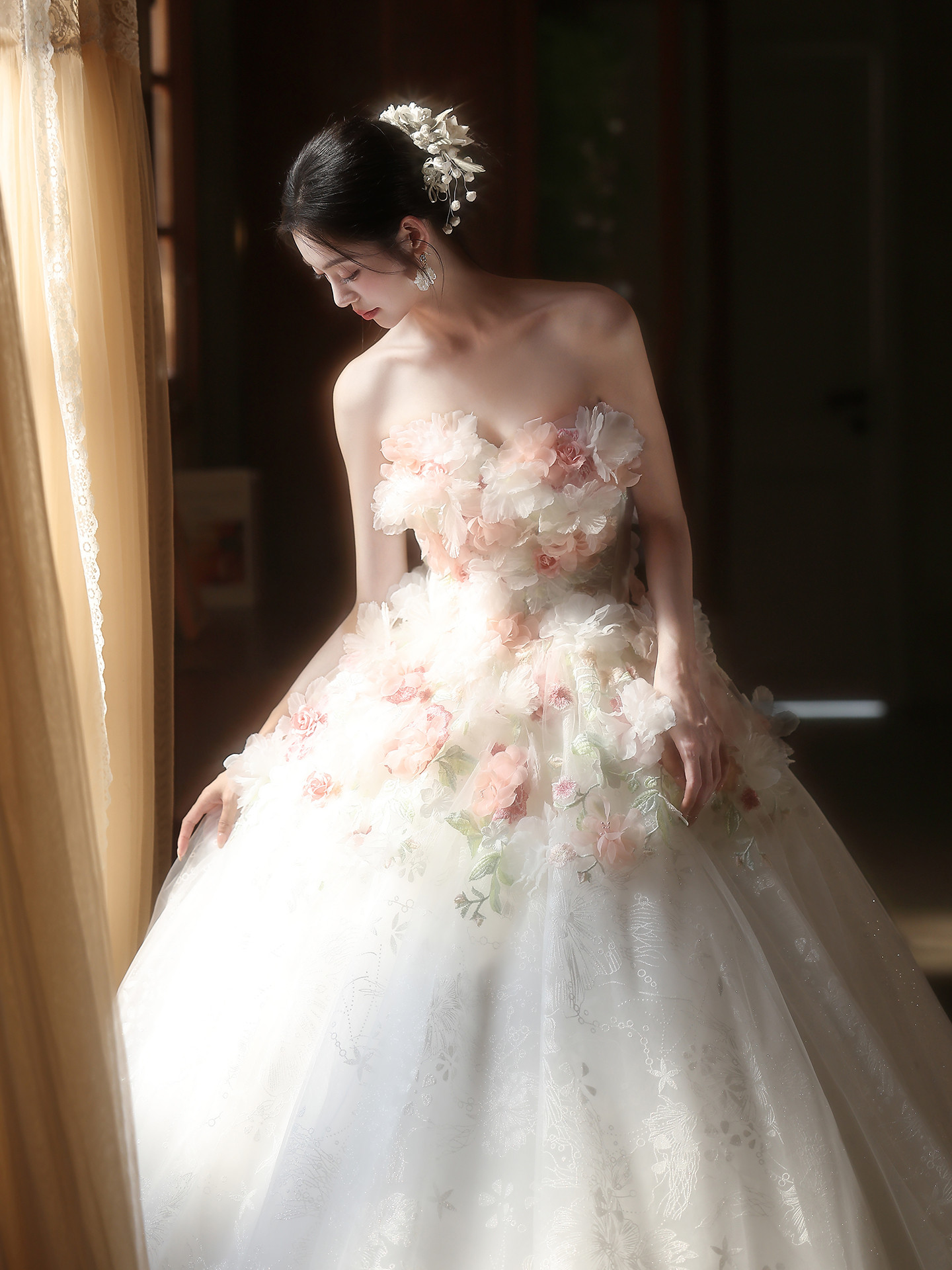 豪華 白 レース 立体花 ウェディングドレス 裾引き パーティー 上品 結婚式 花嫁 演奏会 前撮り 披露宴 A7028