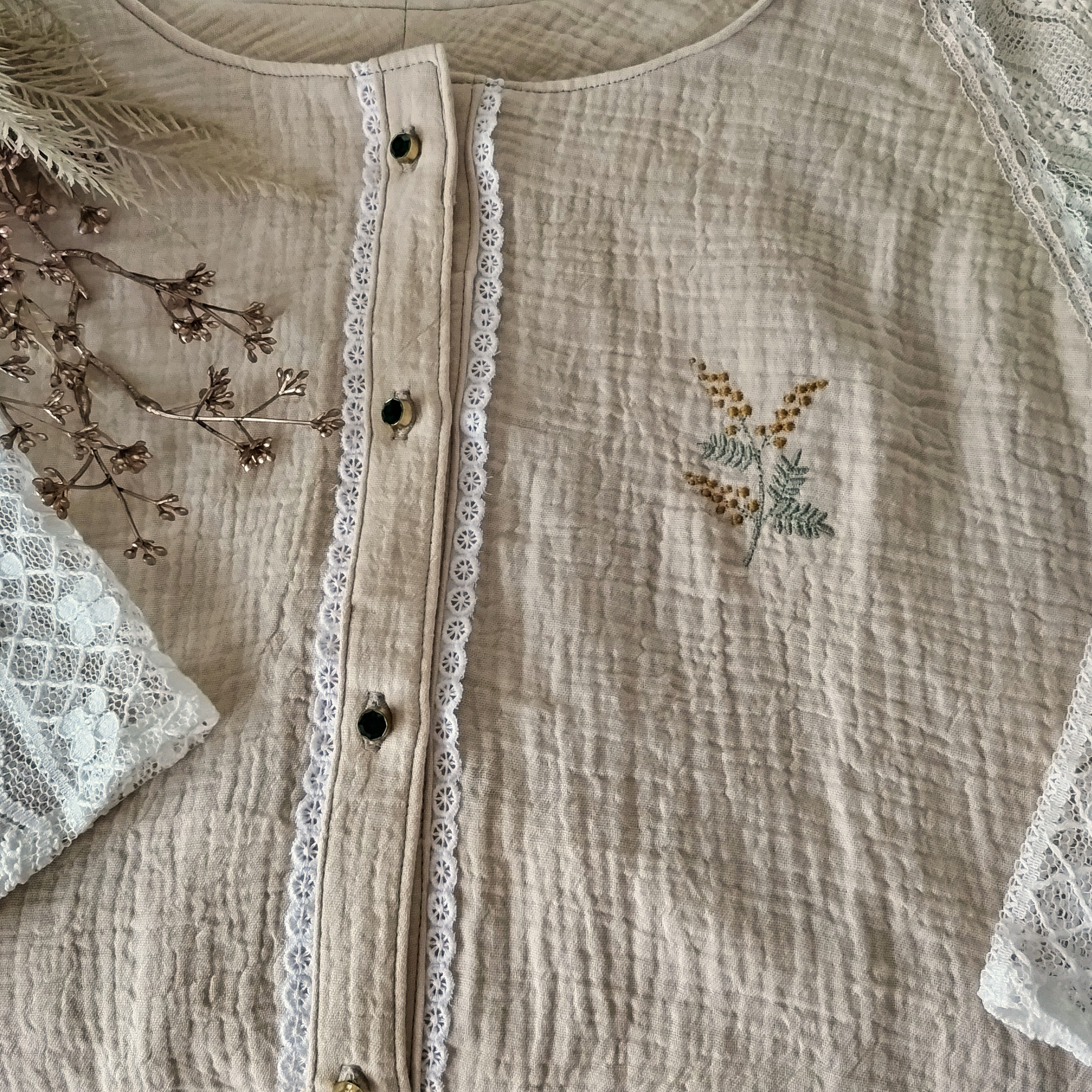 Still/slow第9章｜袖レースのガーゼシャツカーディガンクリームイエロー｜麻央さんからの贈り物