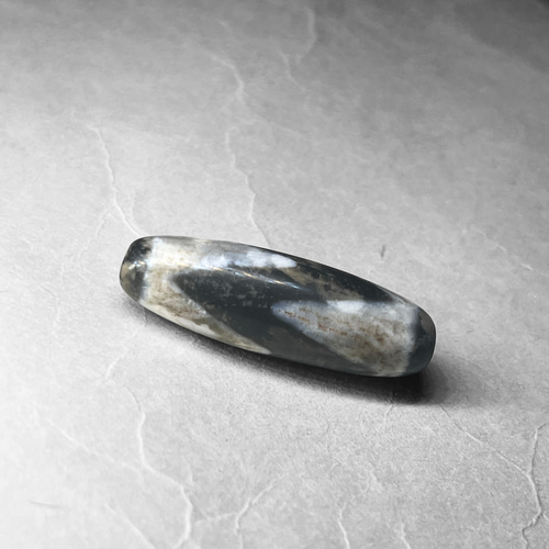 tibetan dZi beads：tiger's tooth / チベット産天珠：虎牙天寿 天然石
