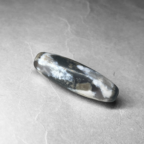 tibetan dZi beads：tiger's tooth / チベット産天珠：虎牙天寿 天然石