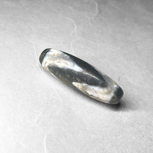 tibetan dZi beads：tiger's tooth / チベット産天珠：虎牙天寿 天然石