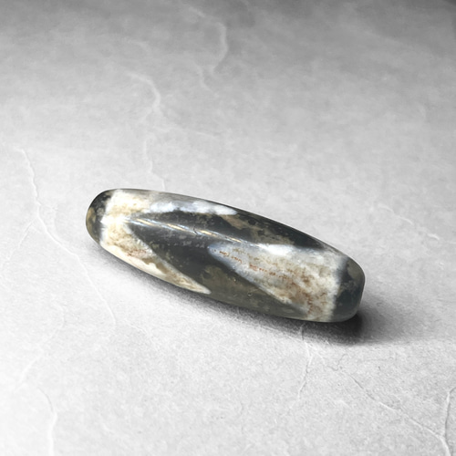 tibetan dZi beads：tiger's tooth / チベット産天珠：虎牙天寿 天然石