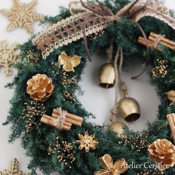 ・クリスマス リース ＜プリザーブドフラワー＞ ヒムロスギ ゴールド ベル付き 29㎝ 2枚目の画像